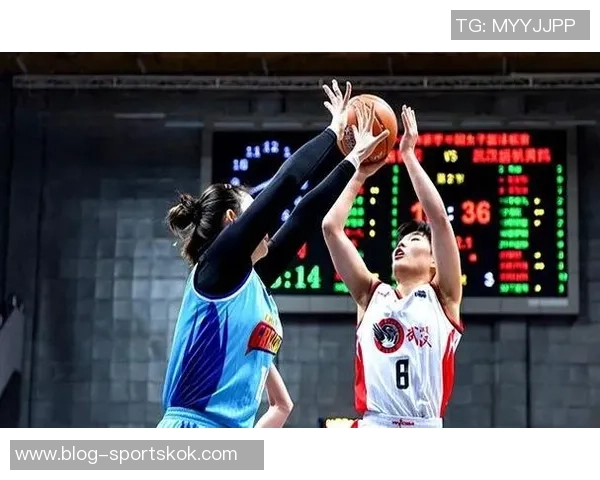 中国女篮主帅宫鲁鸣亲临现场指导观战WCBA四川对阵武汉常规赛